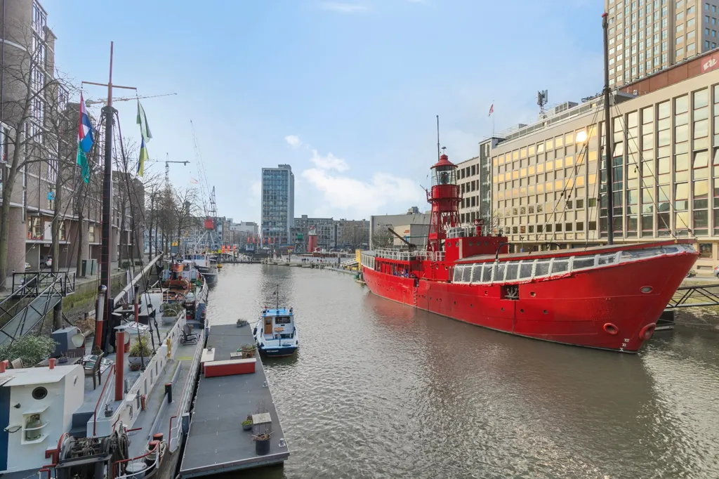 2-Bedroom Apartment with Balcony in Rotterdam