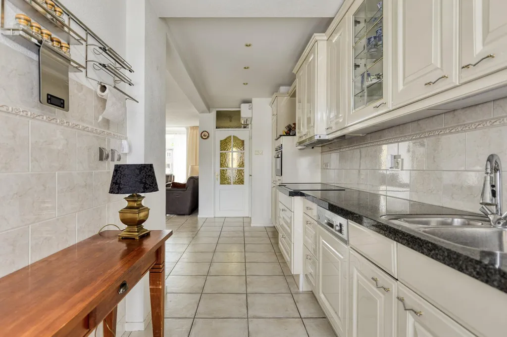 Cuisine - Corner House with Garden in 's-Hertogenbosch