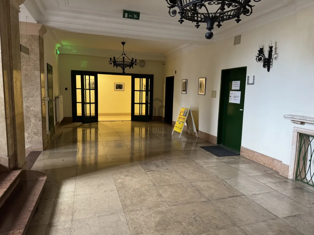 Entrée - Office Building in Dunaújváros Centre