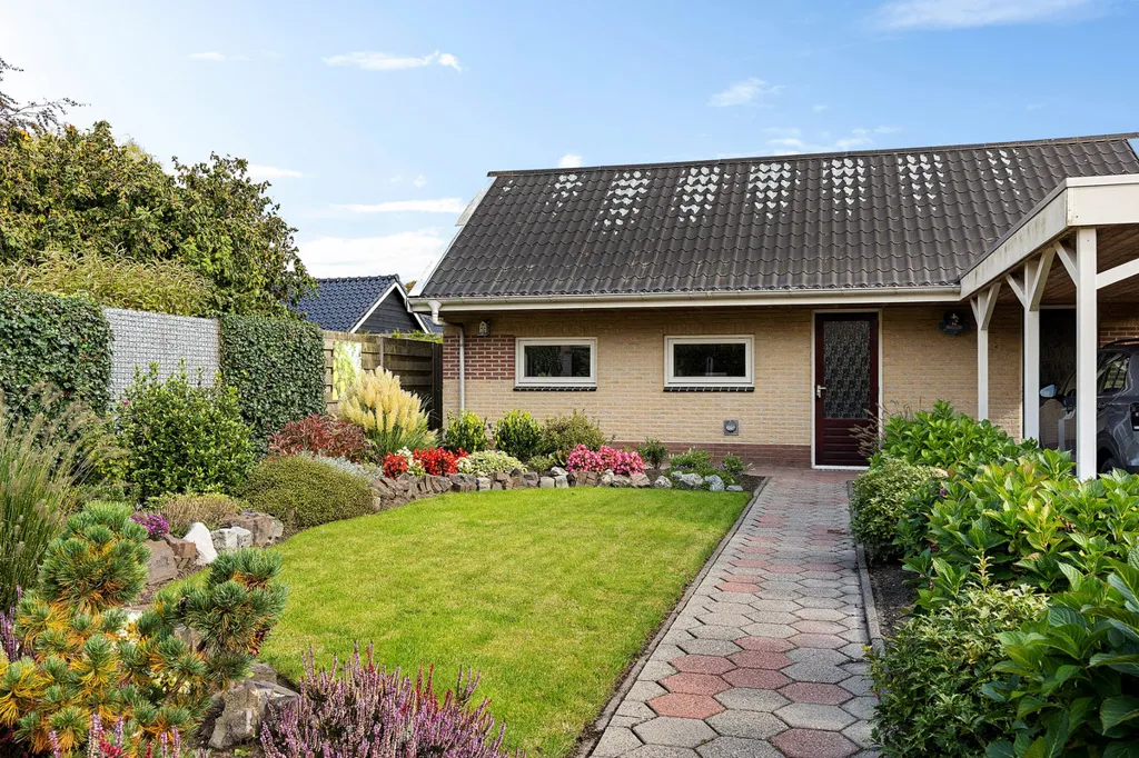 Jardin - Detached House with Carport in Buitenpost
