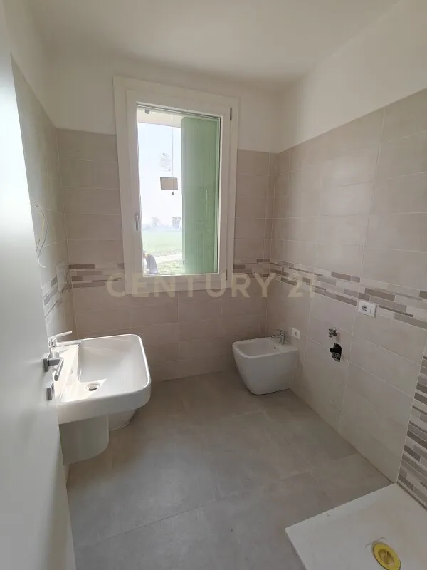 Bathrooms - New Ground-Floor Flat with Garden in Zevio