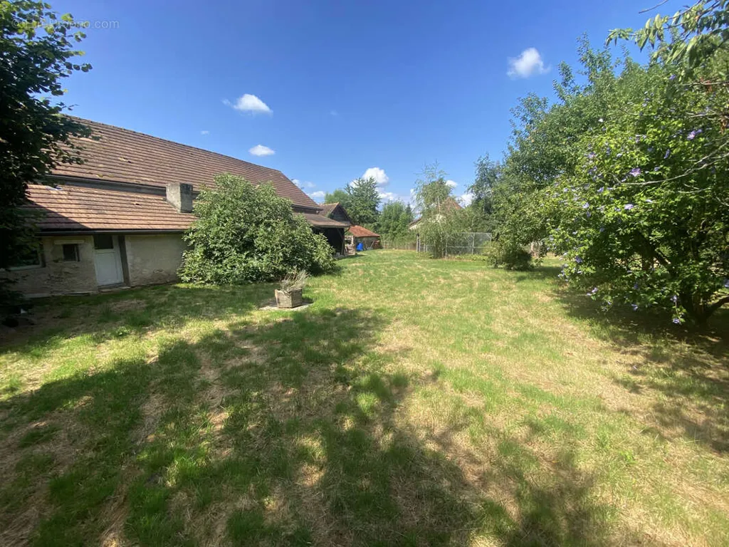 Aed - Longère with Dependencies in Countryside