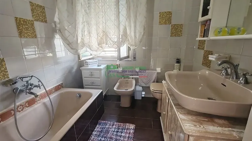 Bagni - 3rd Floor Apartment with Garage in Ragusa