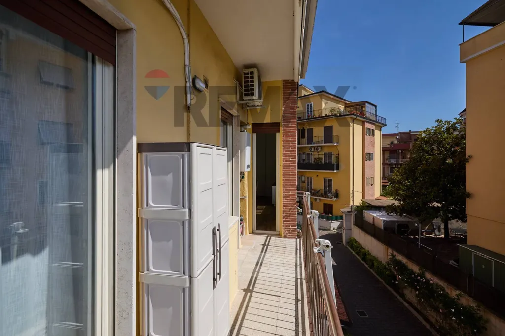 Balcone - Ristrutturato Triplex with Balcony in Torre Maura