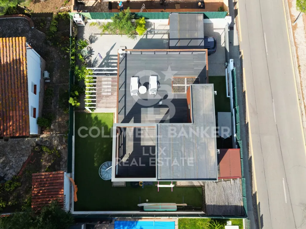Õhuvaade - Modern House with Beachfront in L'Escalà