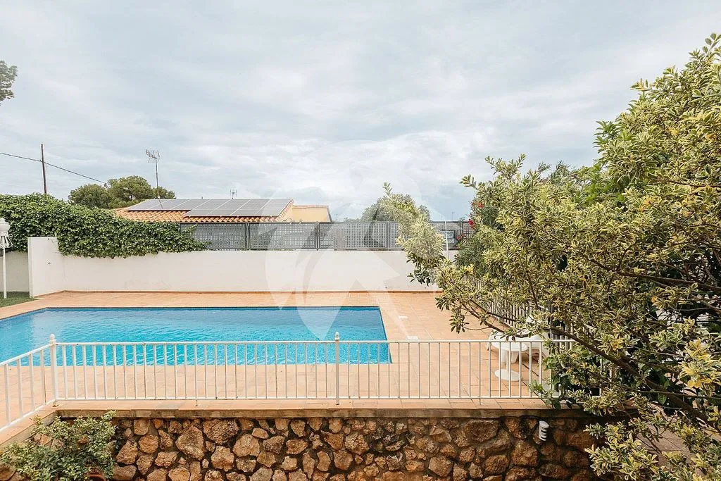 Bassein - Chalet with Pool and Terrace in Montepilar