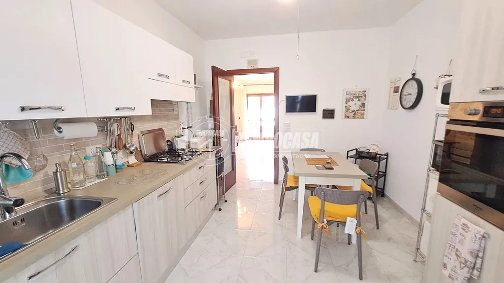 Cuisine - Three-Bedroom Apartment with Balcony in Adelfia