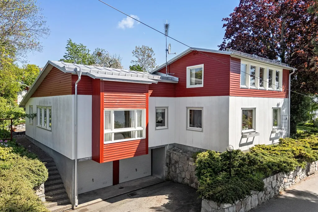 Exterior - Villa with Lake View in Stenhamra