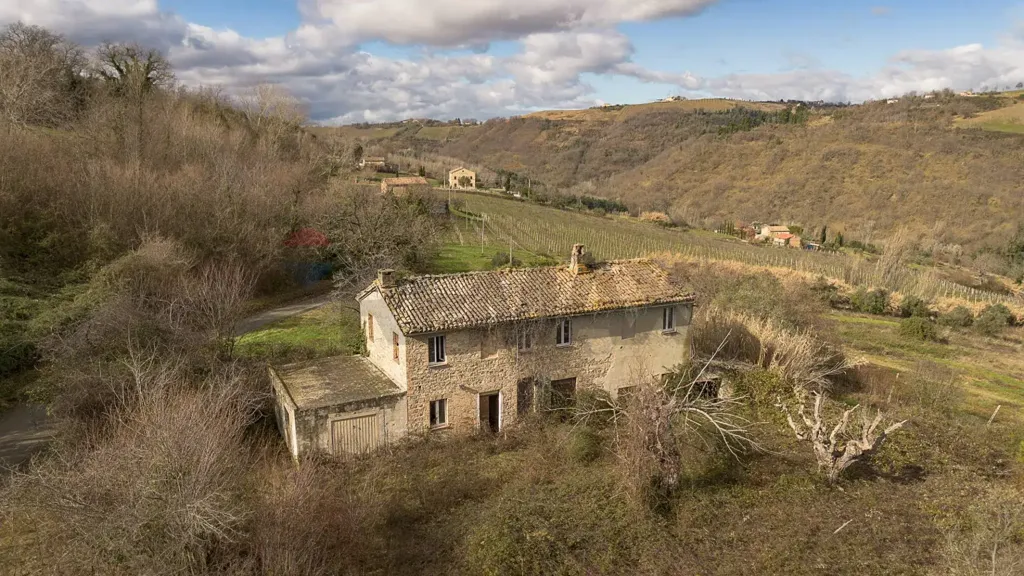 Vue aérienne - Rustic Stone Cottage with Panoramic Garden in Rosora