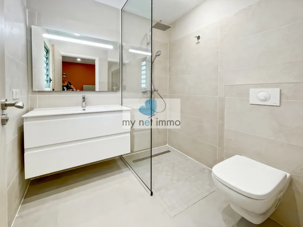 Salles de bain - Villa Contemporaine avec Piscine et Bureau à l'année