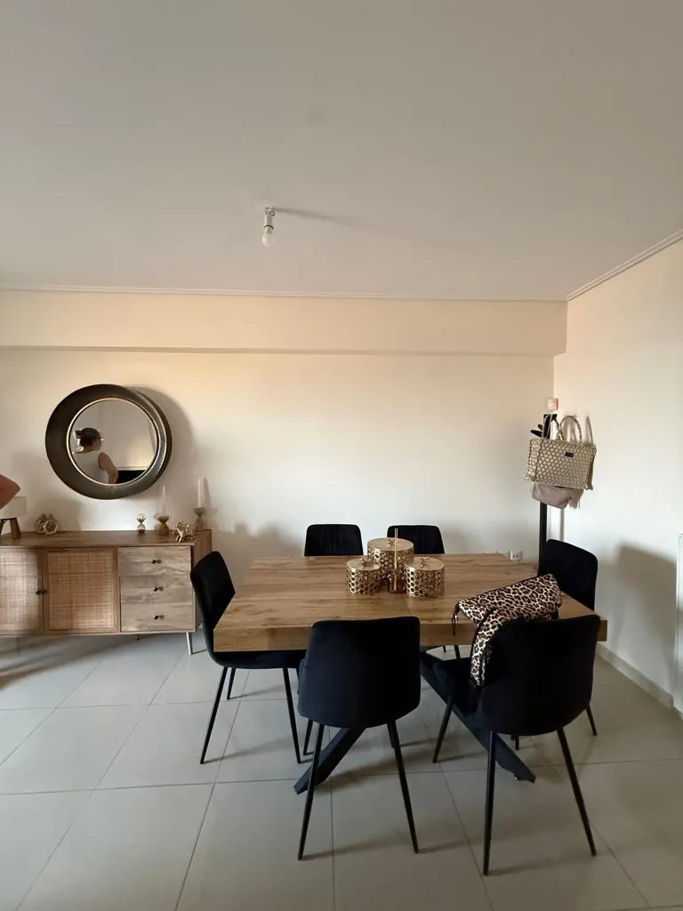 Salle à manger - Apartment with Balconies in Double-Fronted Location