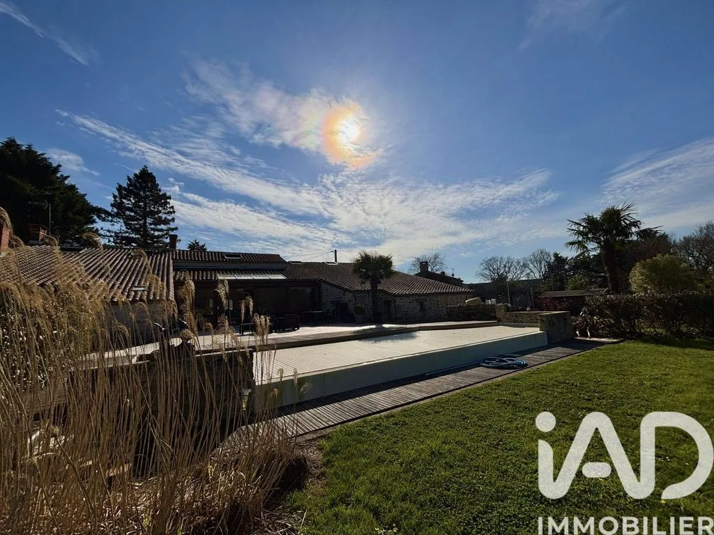 Jardin - Villa Luxueuse avec Piscine à Aizenay