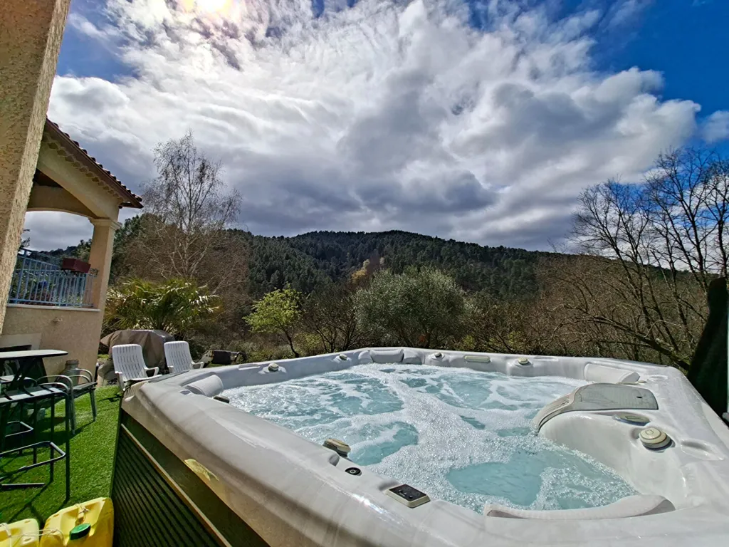 Terrasse - Villa Contemporaine avec Vue Dégagée à Sénéchas
