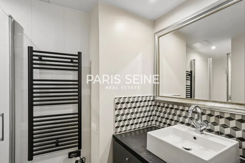 Bathrooms - Two-Piece Flat with South Exposure near Palais Royal