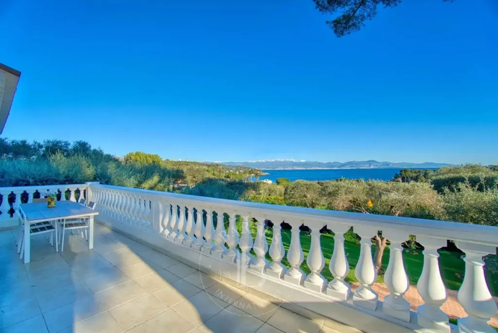Terrasse - Villa Luxueuse avec Vue Mer et Montagnes à Cap d'Antibes