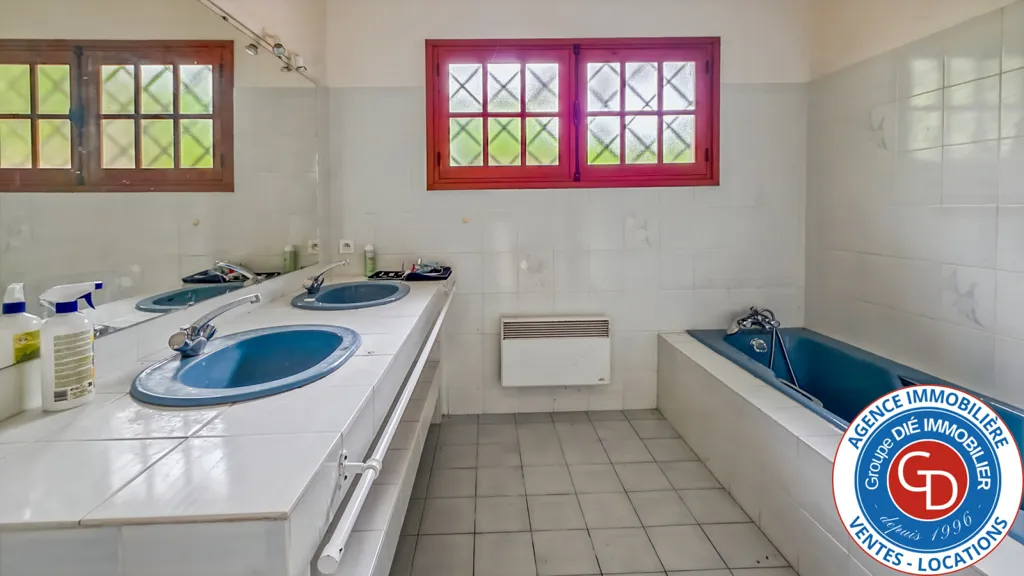 Salles de bain - Villa de Plain-Pied avec Piscine à Pyla-sur-Mer