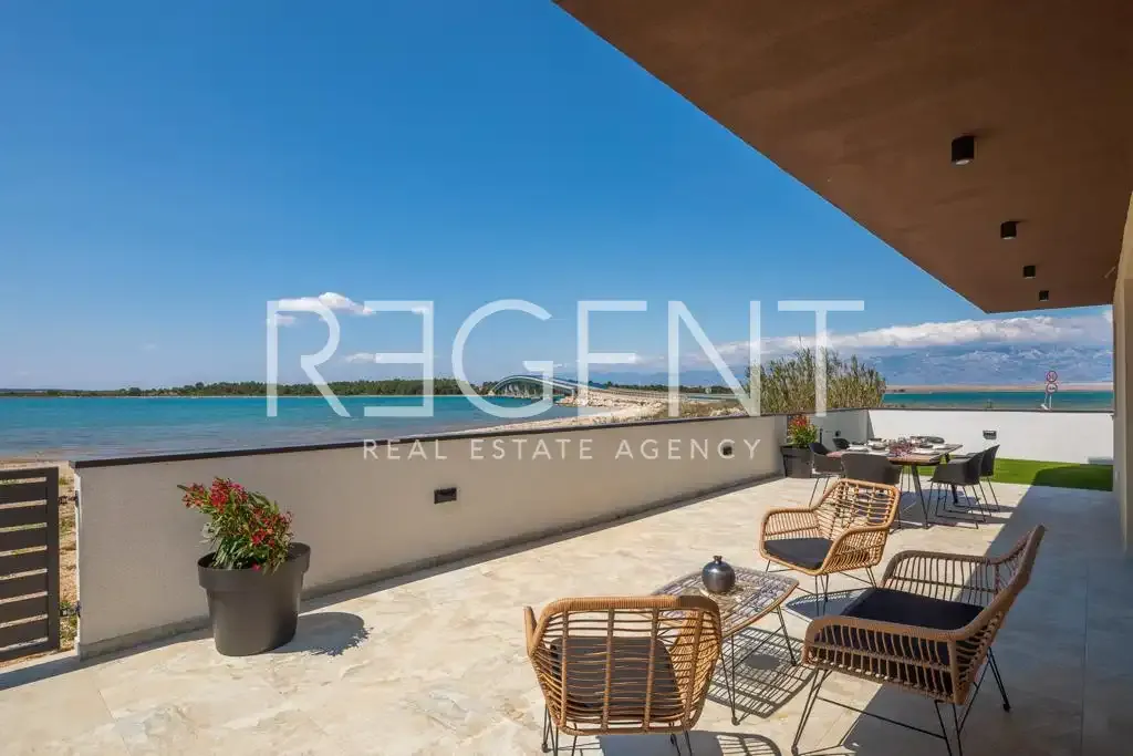 Terrazza - Beachfront Villa with Pool near Zadar