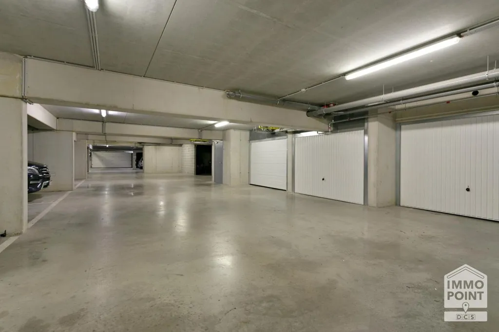 Garage - Residential Flat with Park View in Quiet Area