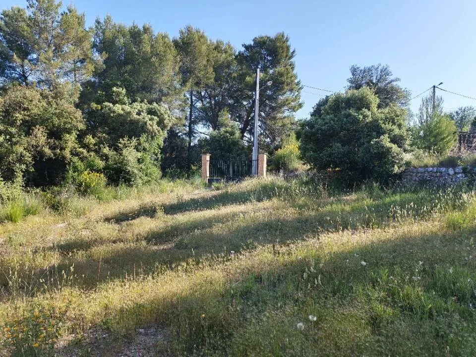 Aed - Buildable Plot with Garden in Lorgues