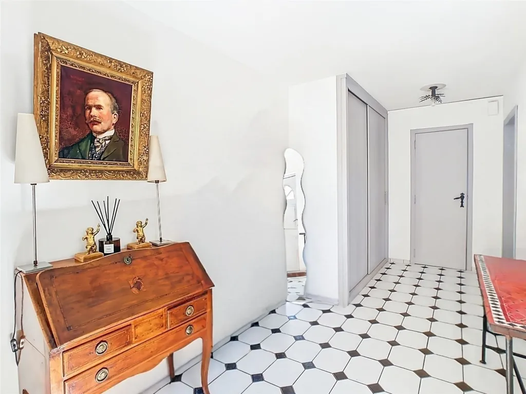 Esik - Historic House with Courtyard in Dongelberg