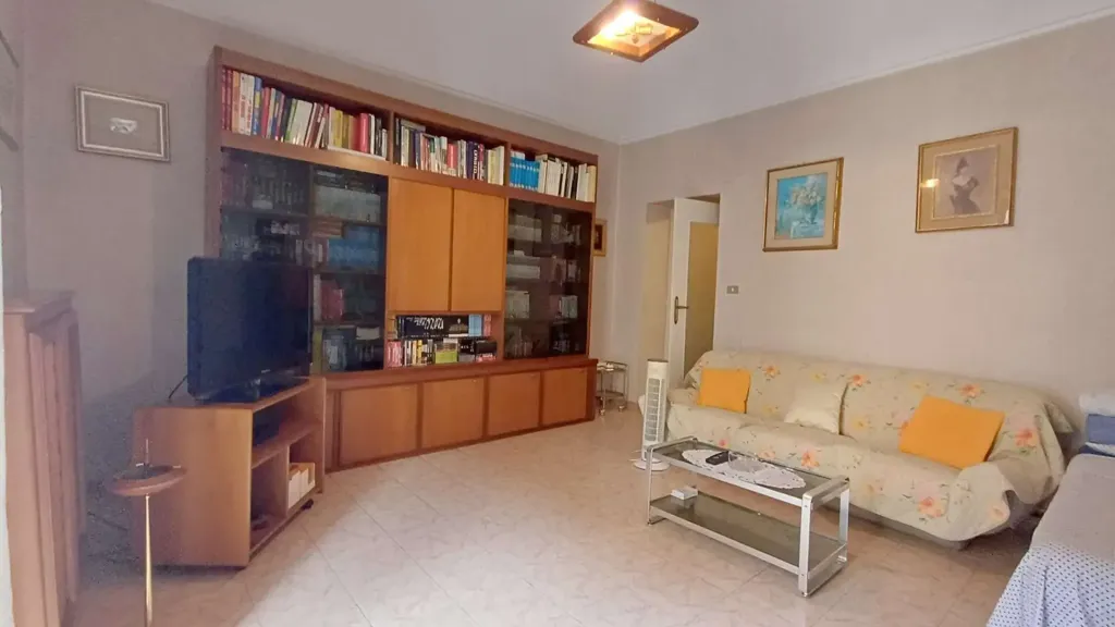 Séjour - 5-Bedroom Apartment with Balcony in Cirié