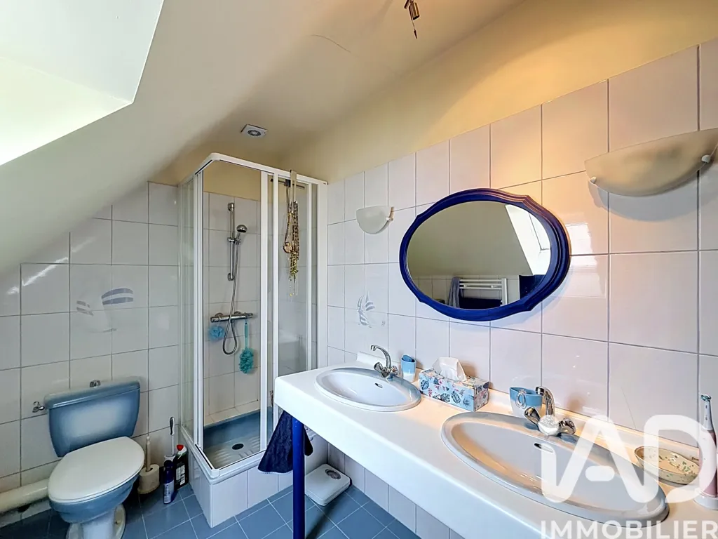 Salles de bain - Maison Traditionnelle avec Jardin à Plomeur