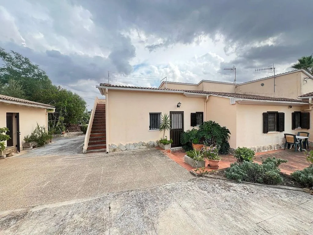 Aed - Rustic House with Pool in Reis Catòlics