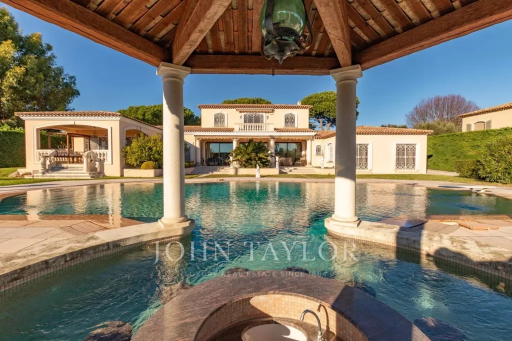 Piscine - Villa Luxueuse avec Vue Mer à Antibes