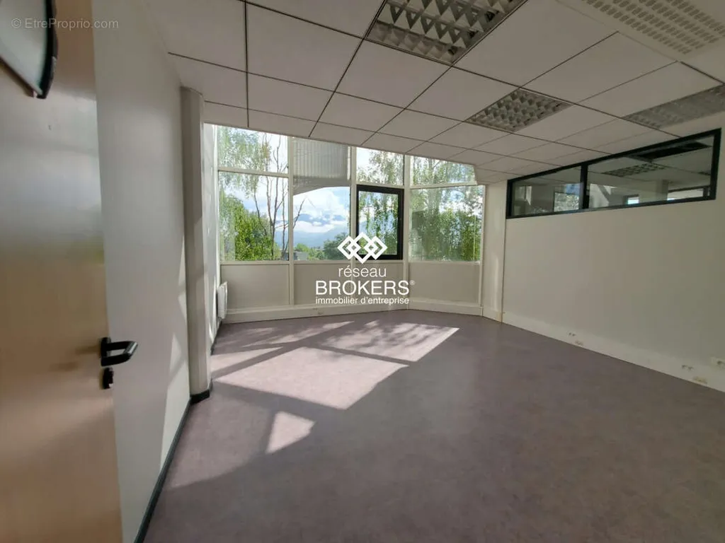 Kabinet - Office Space with Private Parking in Seynod