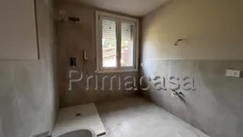 Salles de bain - New Four-Bedroom Apartment with Parking in Prevalle