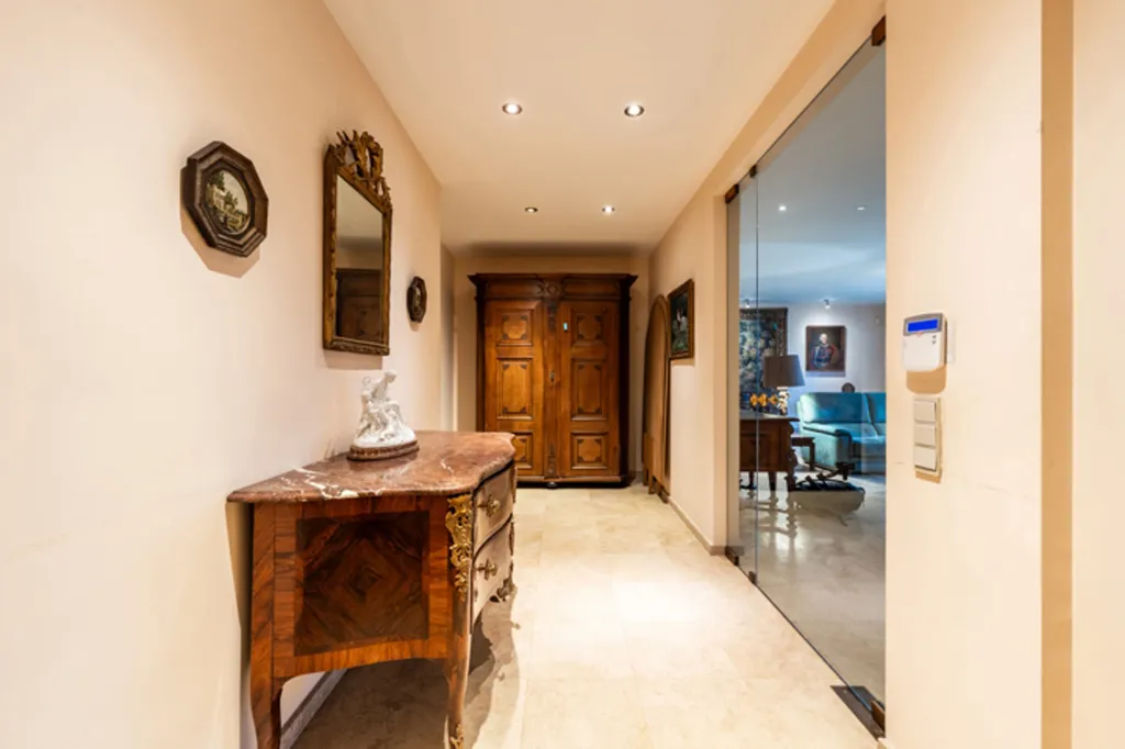 hallway_entrance