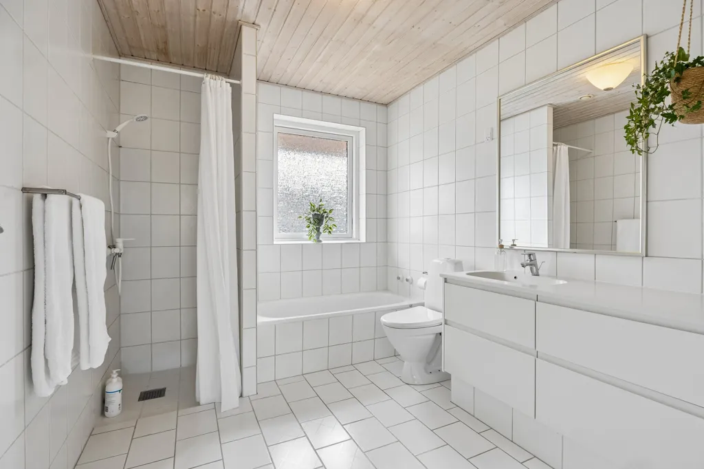Salles de bain - Murstensvilla with Garage in Førslev