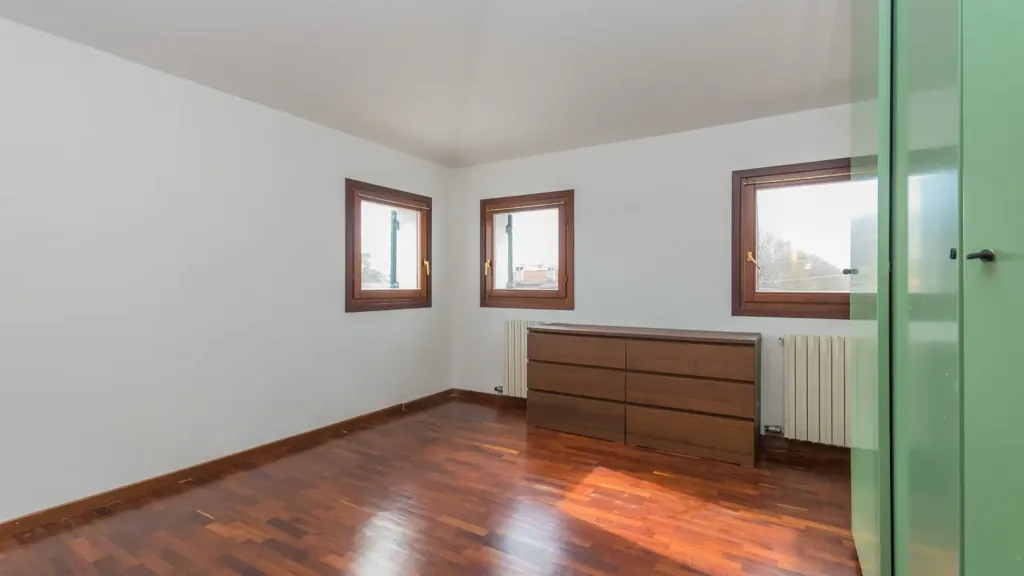 Pièces - Two-Level Apartment with Garage in Spresiano