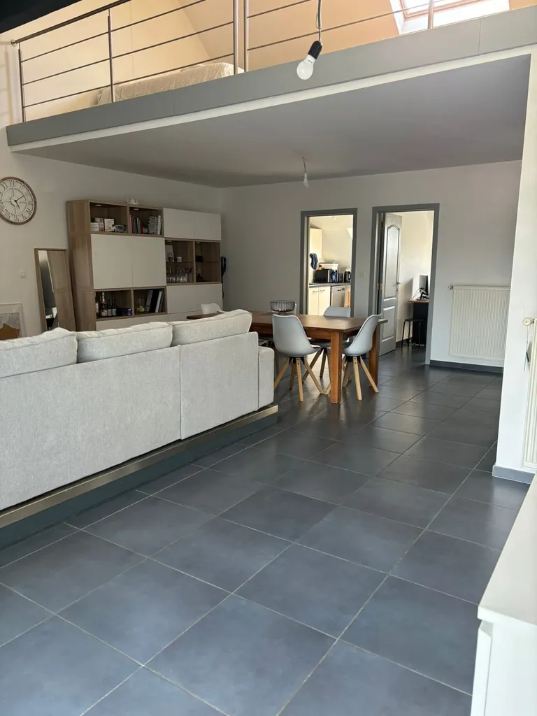 Séjour - Appartement Duplex avec Jardin Commun à Proximité de Mons