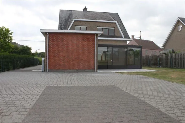 Villa avec Garage et Jardin à Kalfort