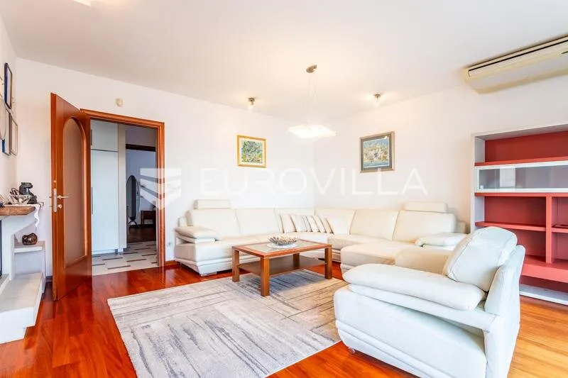 Elutuba - Spacious 3-Bedroom Apartment with Sea View in Zenta, Split