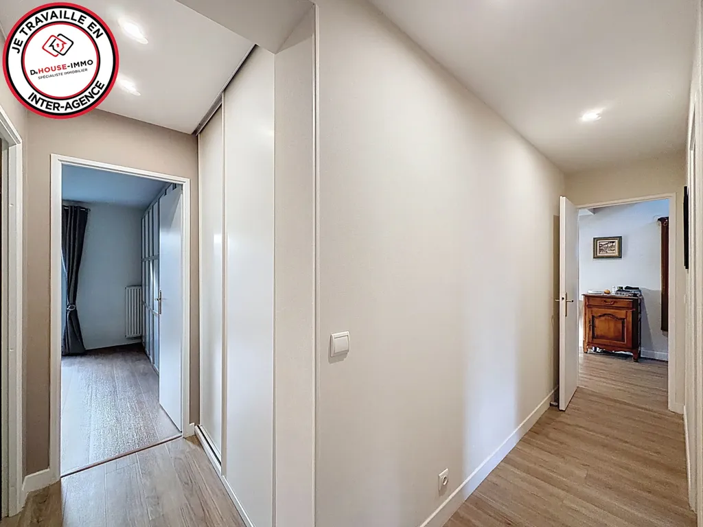 Hallway - 10-Piece House with Pool in Nozay