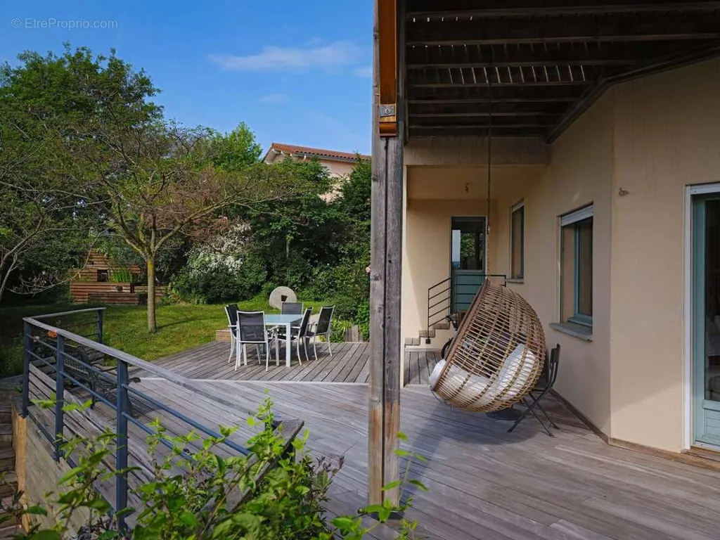 Terrasse - Villa d'Architecte avec Dépendance à Mornant