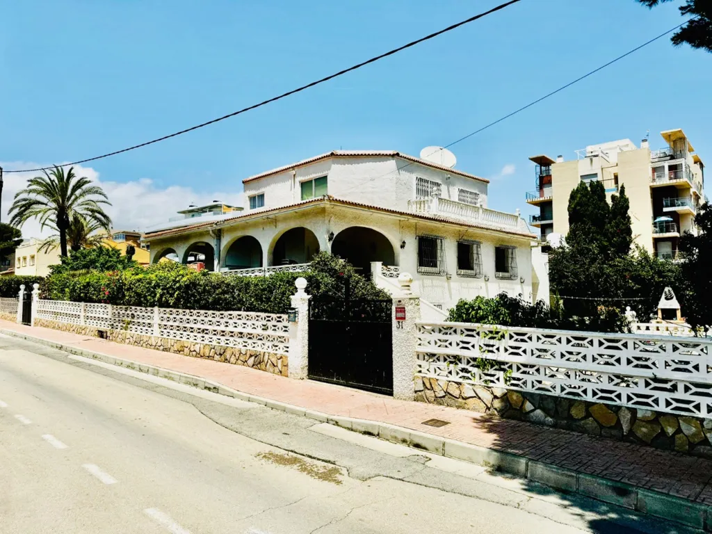 Välivaade - Renovated House with Two Pools in Punta Prima