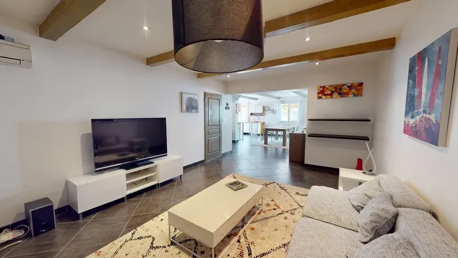 Séjour - Maison Rénovée avec Garage à Vaulx-en-Velin