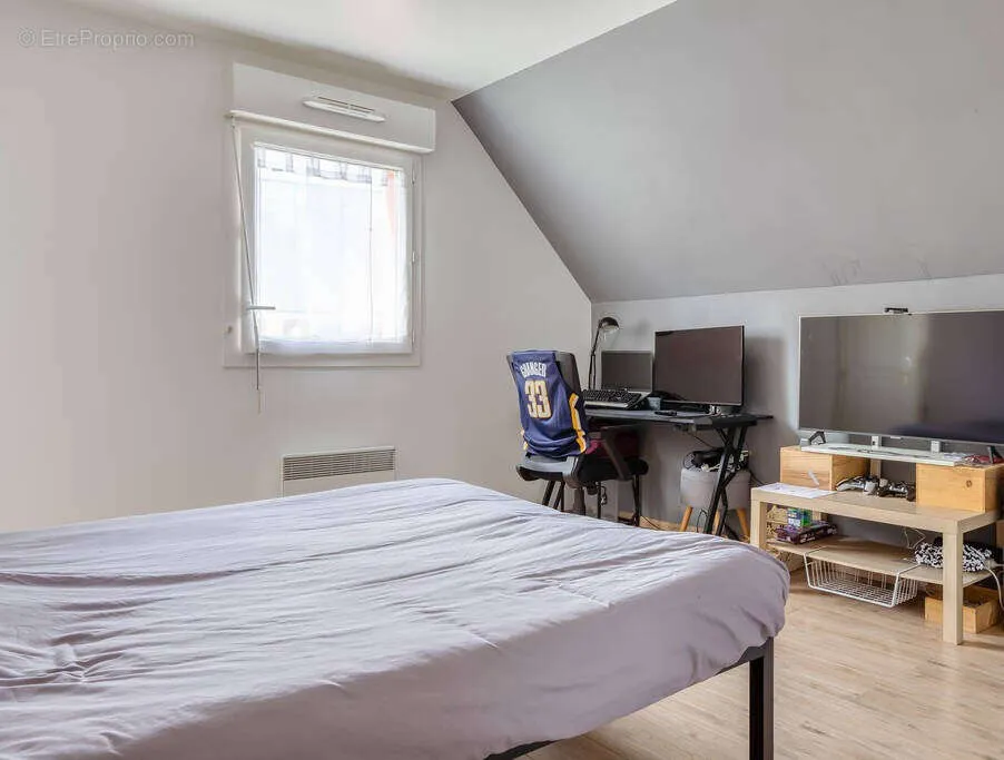 Bedrooms - 5-Bedroom House with Garden in Quiet Area