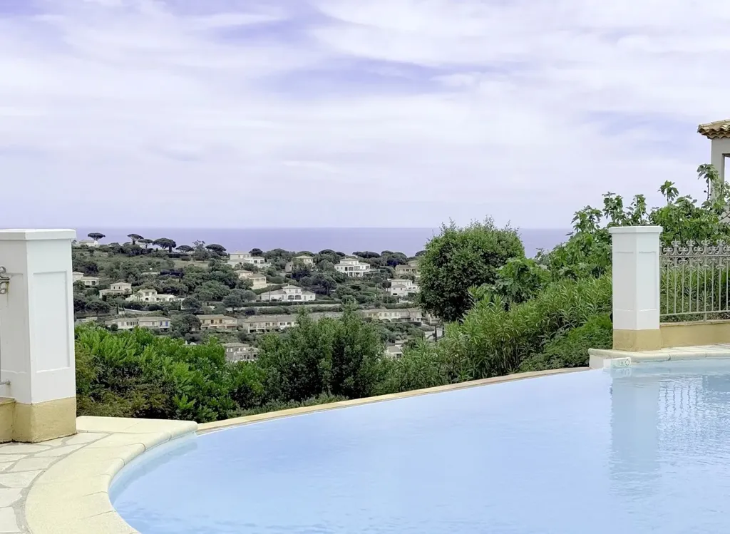 Piscine - Villa Contemporaine avec Piscine Vue Mer