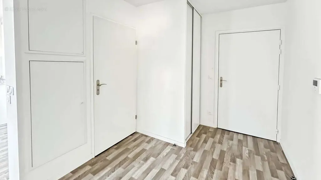 Esik - Modern Two-Bedroom Flat in Eco-Quarter, Melun