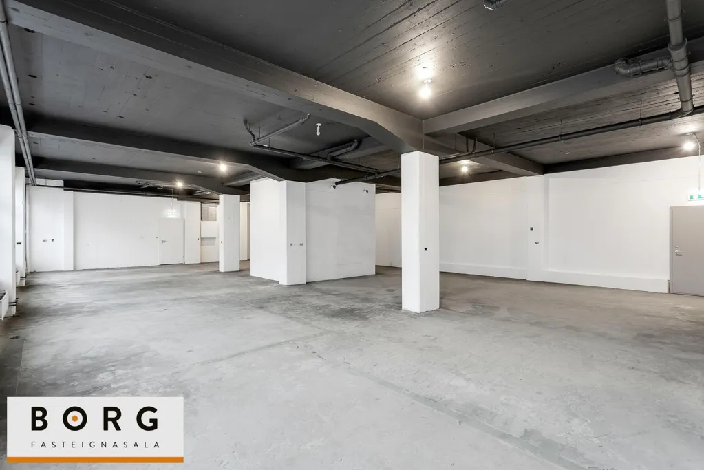 Rooms - Retail Space with Warehouse in Reykjavik