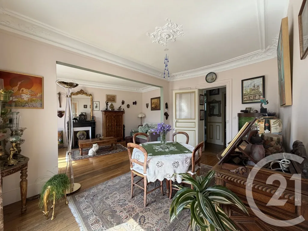 Söögituba - 6-Piece Parisian Flat with Balcony in 19ème
