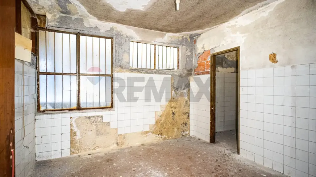 Pièces - Commercial Space with Apartments in Belpasso