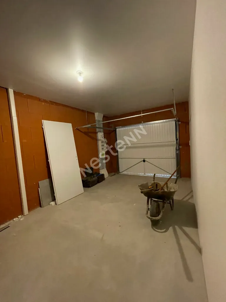 Garage - New Flat-Plan House with Garden in Calm Area