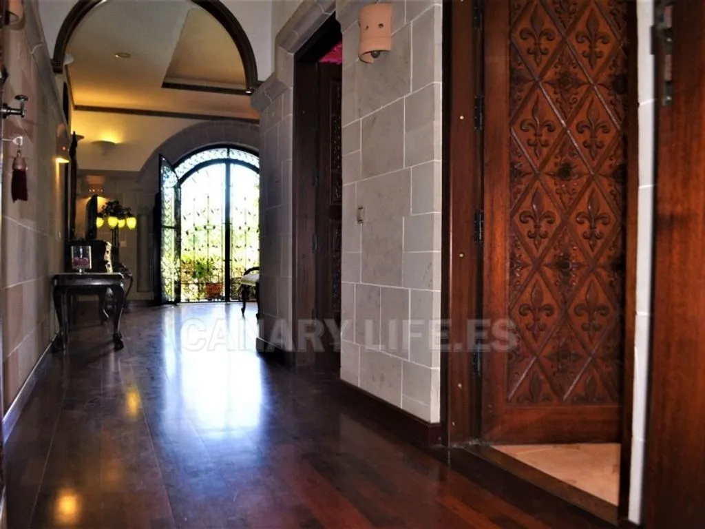 Entrée - Luxury Villa with Romanesque Features in San Bartolomé