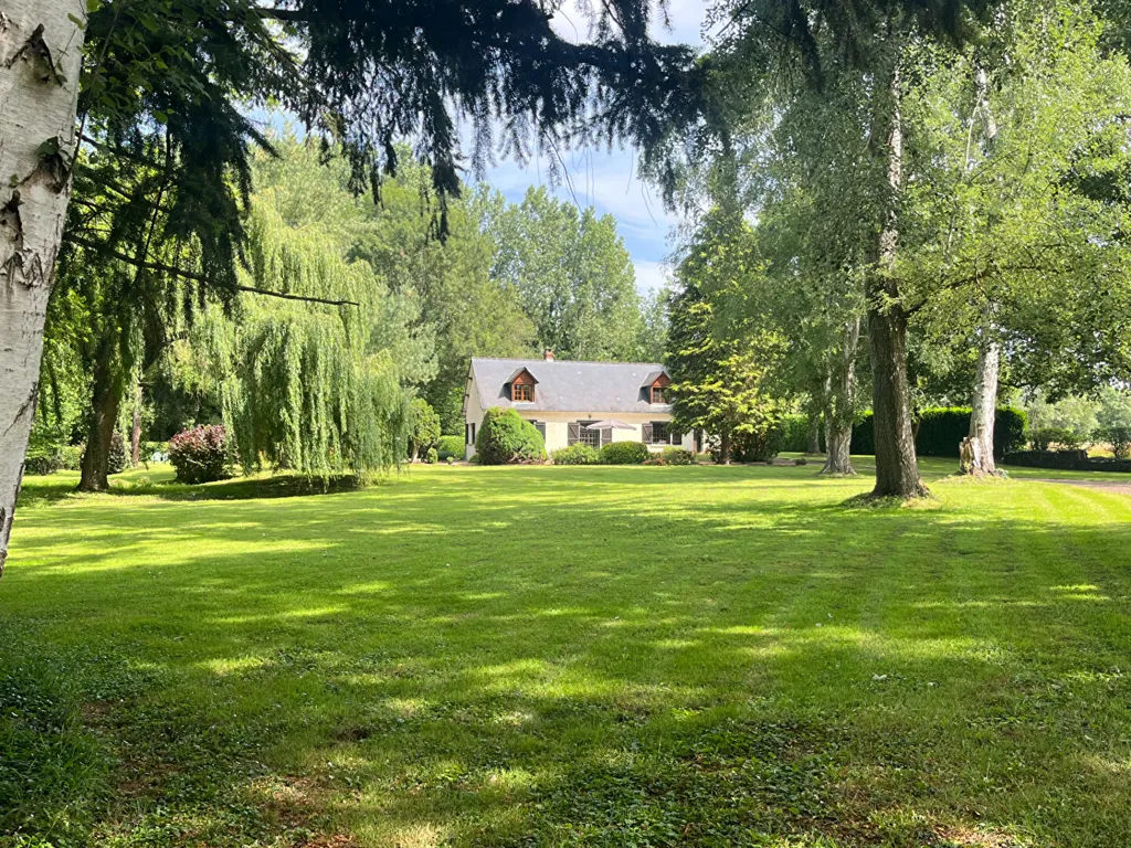 Jardin - Propriété Boisée au Bord d'un Ruisseau près de La Suze-sur-Sarthe