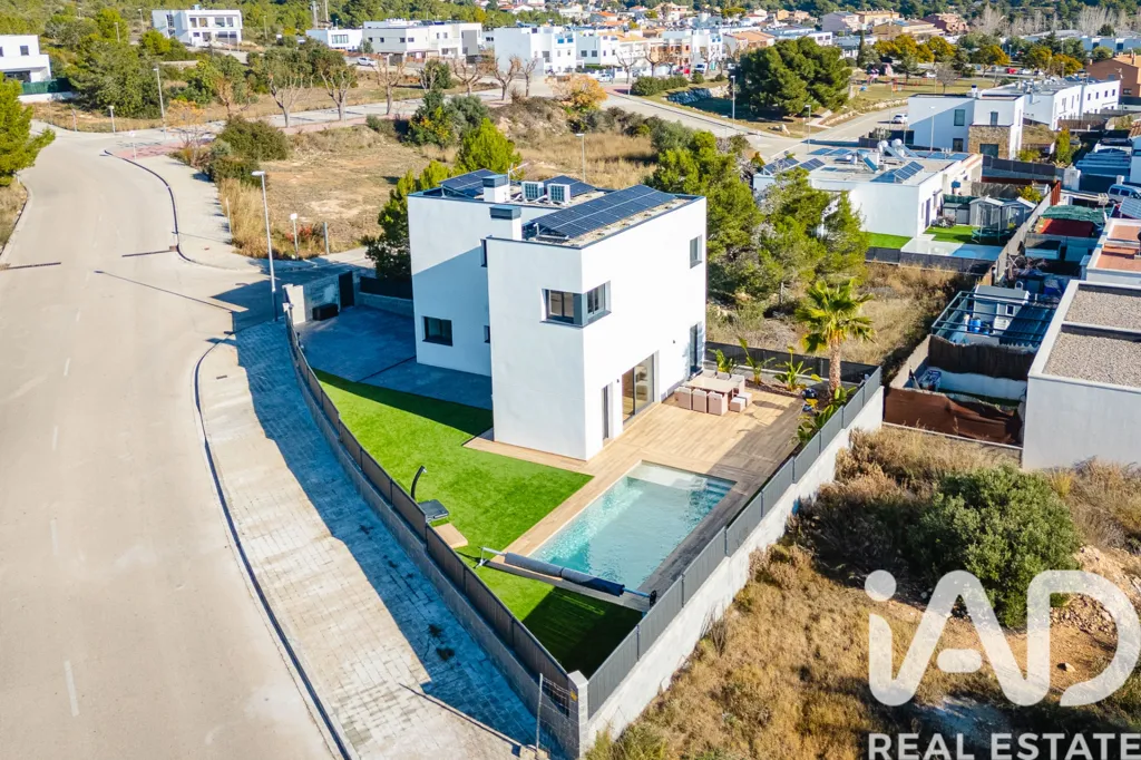 Õhuvaade - 3-Fronted House with Pool in Cunit
